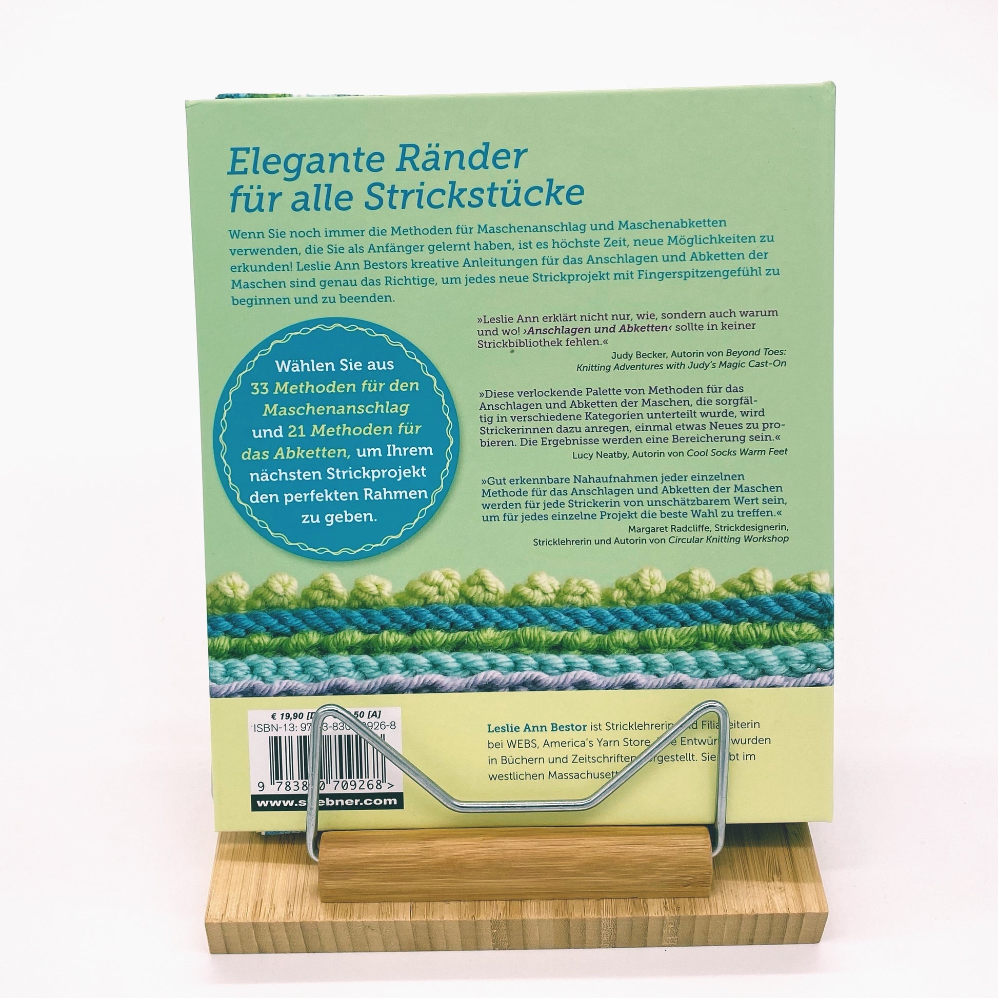 Dieser, mit zahlreichen Fotografien und Illustrationen bestückte Band widmet sich ausschließlich dem Beginn und Ende eines jeden Strickobjekts: Das Anschlagen und Abketten kann auf so viele unterschiedliche Weisen erfolgen, dass diese Details schon alleine dem Kleidungsstück einen individuellen Reiz verleihen können
