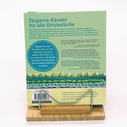 Dieser, mit zahlreichen Fotografien und Illustrationen bestückte Band widmet sich ausschließlich dem Beginn und Ende eines jeden Strickobjekts: Das Anschlagen und Abketten kann auf so viele unterschiedliche Weisen erfolgen, dass diese Details schon alleine dem Kleidungsstück einen individuellen Reiz verleihen können