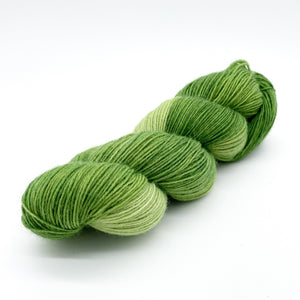 günstig shoppen	Handgefärbte Sockenwolle 4-fach «#Nadschiba» May Collection  Fr. 2/5.23